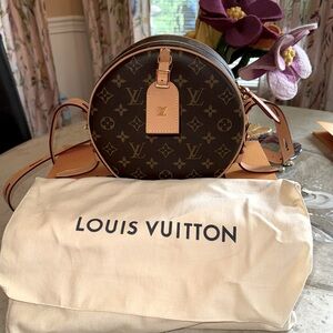Louis Vuitton Boite Chapeau Souple MM Round Monogram Purse